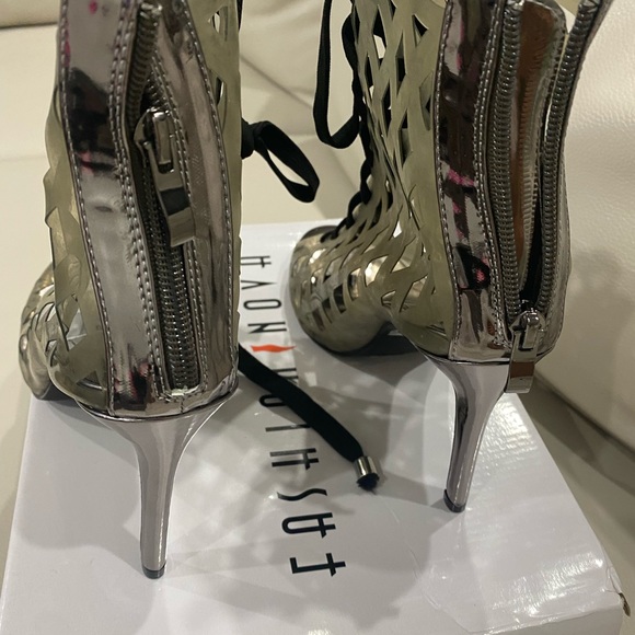 ⬇️PRICE⬇️ 
Fashion Nova  -  Clear/ Grey Cut out Bootie - size 7.5 - Picture 10 of 10